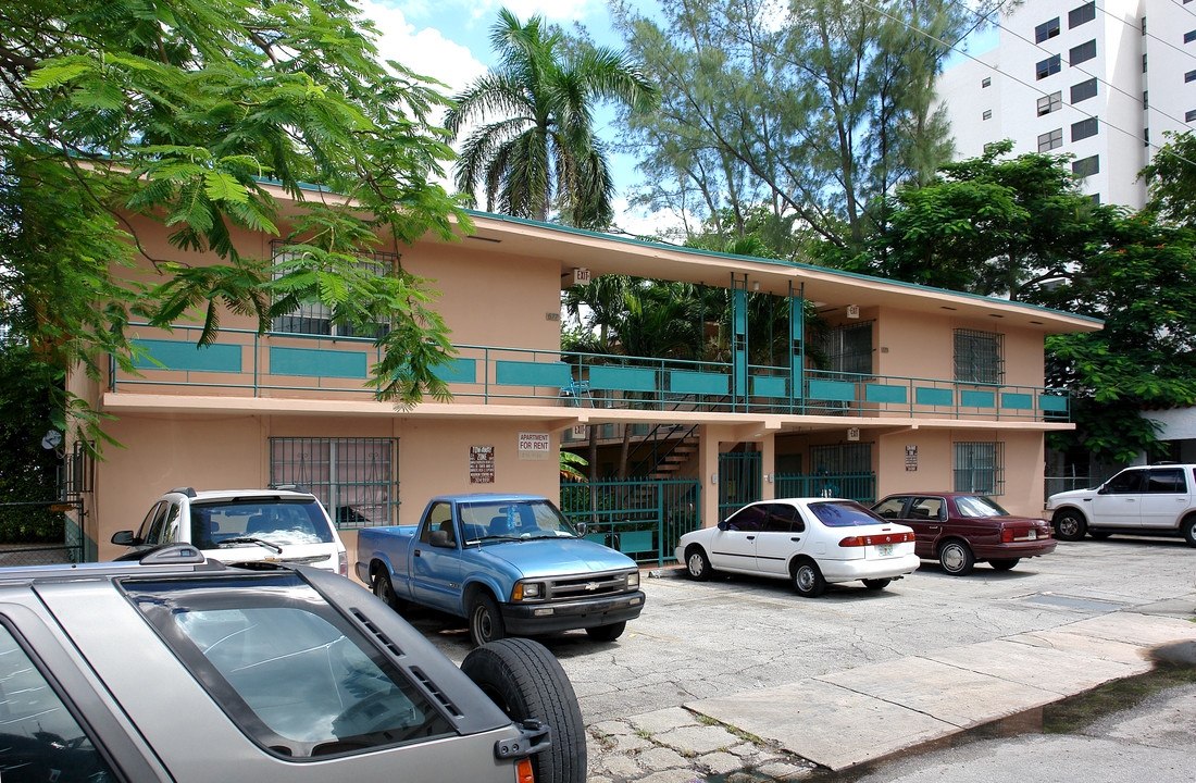 677 NE 26th St in Miami, FL - Foto de edificio