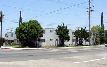 6800 Varna Ave in Van Nuys, CA - Building Photo - Building Photo