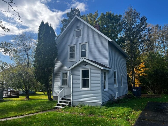1729 Carver Ave in Duluth, MN - Building Photo - Building Photo