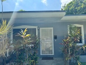 6430 NE 1st Ct in Miami, FL - Foto de edificio - Building Photo