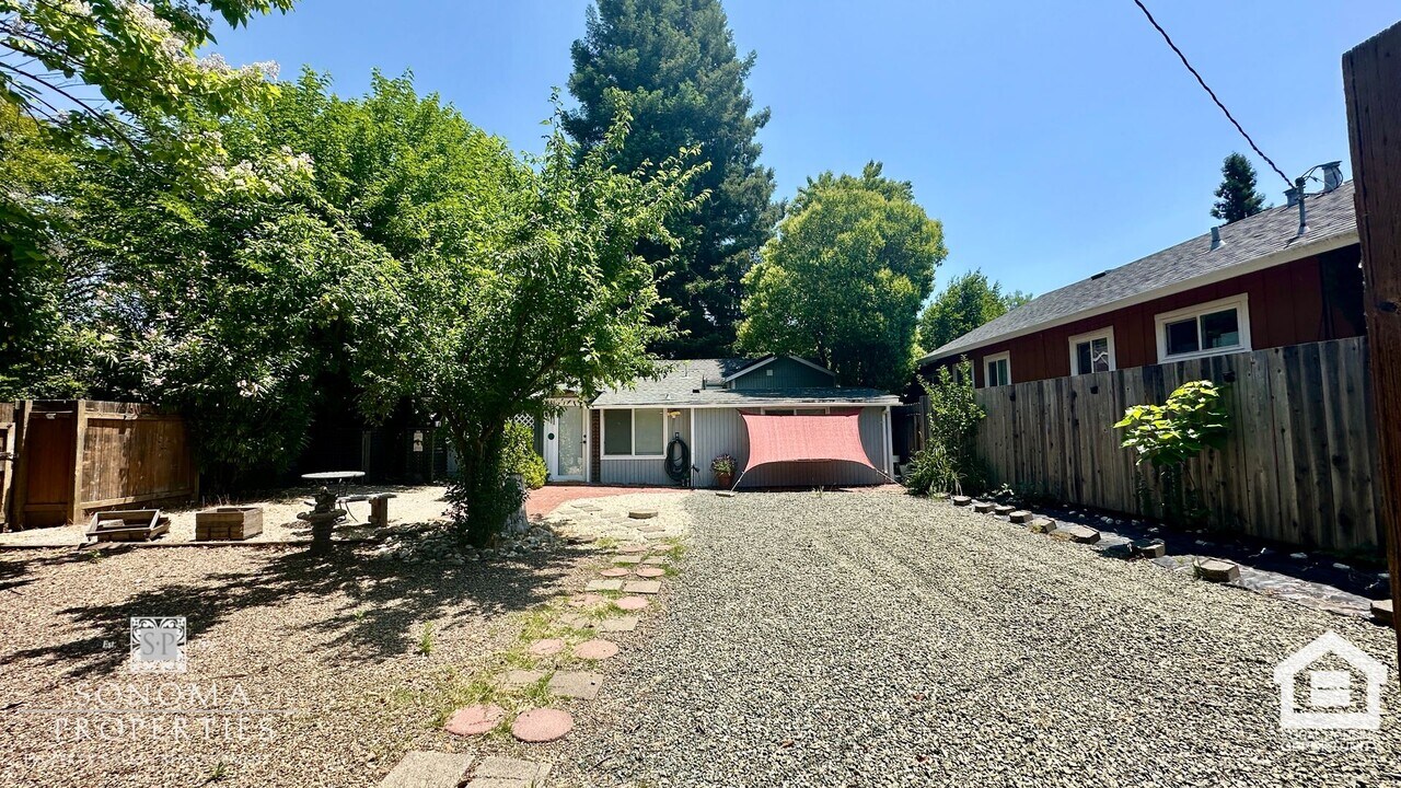 18109 Barrett Ave in Sonoma, CA - Building Photo