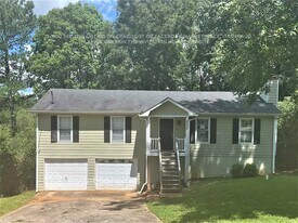 4032 Cindy Dr in Douglasville, GA - Building Photo