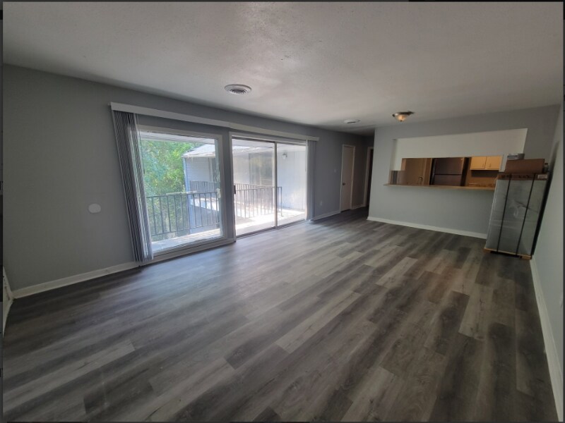 225 W McDowell Rd in Jackson, MS - Building Photo