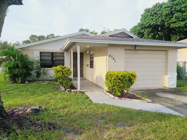 4747 15th Ave S in St. Petersburg, FL - Foto de edificio - Building Photo