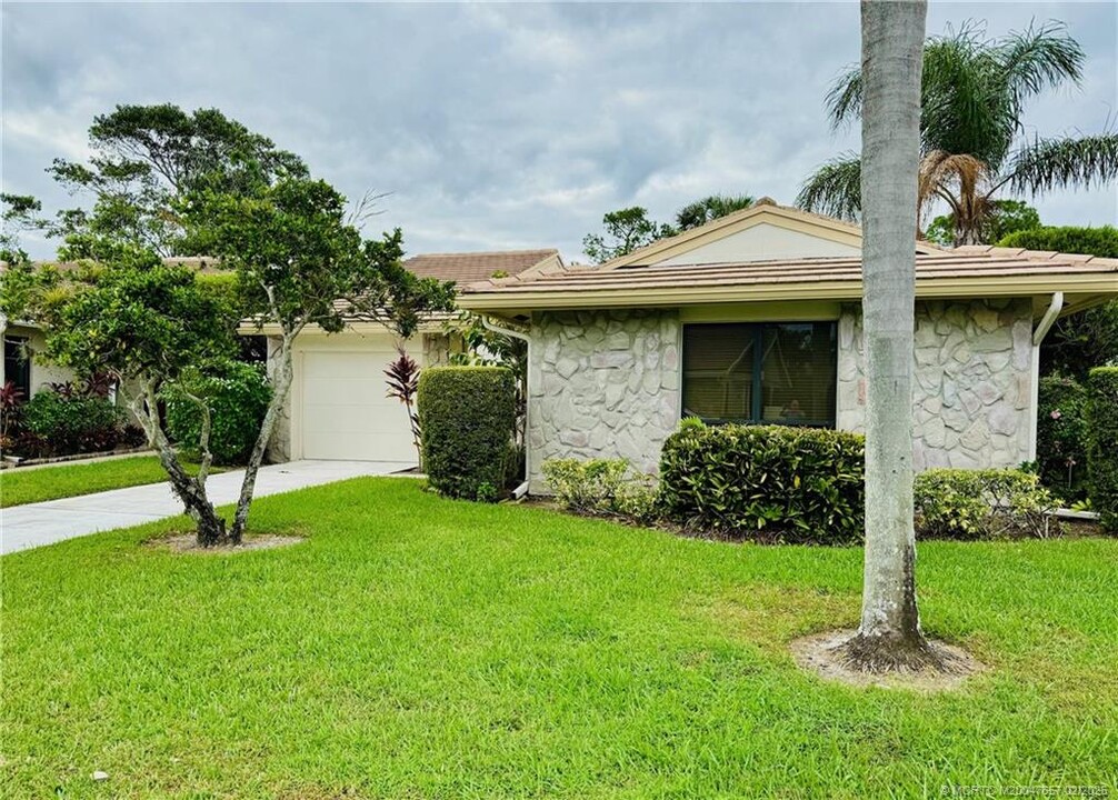 2561 SW Egret Pond Cir in Palm City, FL - Foto de edificio