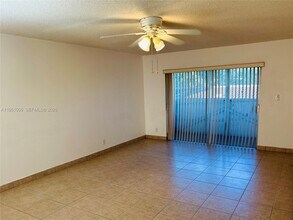 3250 NW 85th Ave in Coral Springs, FL - Foto de edificio - Building Photo