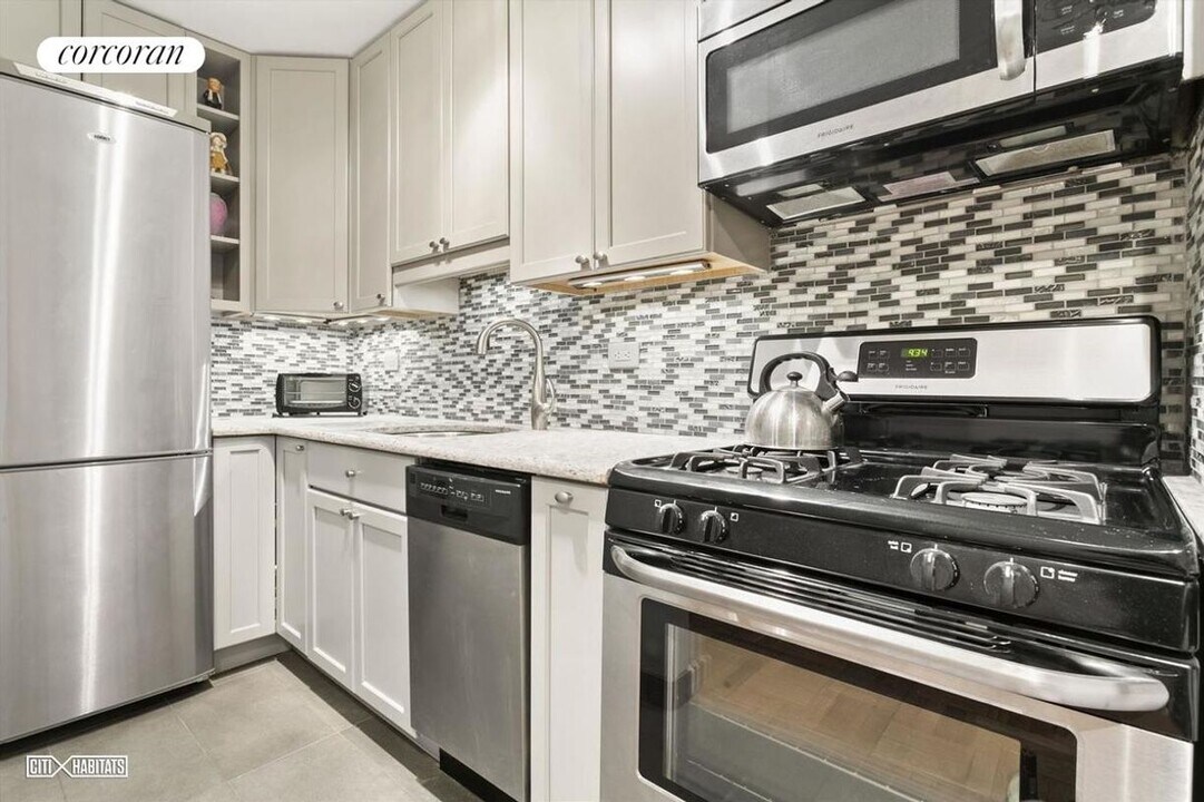 139 E 33rd St in New York, NY - Building Photo