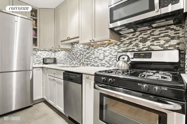property at 139 E 33rd St