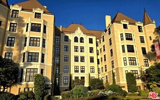 316 N Rossmore Ave in Los Angeles, CA - Building Photo