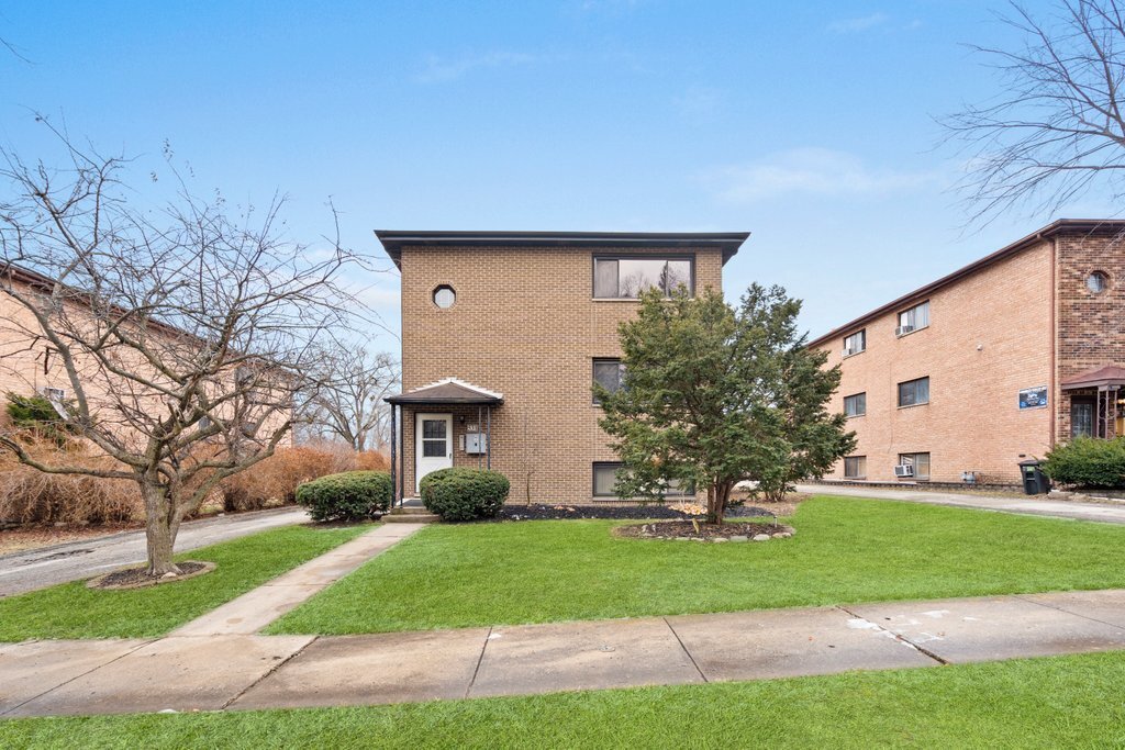 531 W Pleasant Ln in Lombard, IL - Building Photo