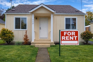 715 NE 13th St in McMinnville, OR - Building Photo