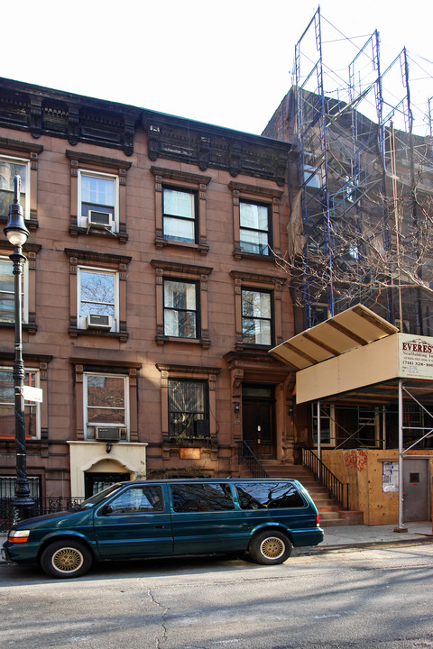 123 W 69th St in New York, NY - Building Photo