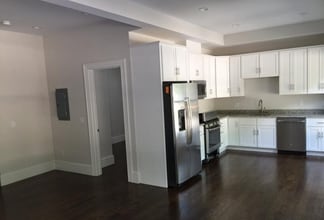 2044 Beacon St, Unit #2 in Waban, MA - Foto de edificio - Building Photo