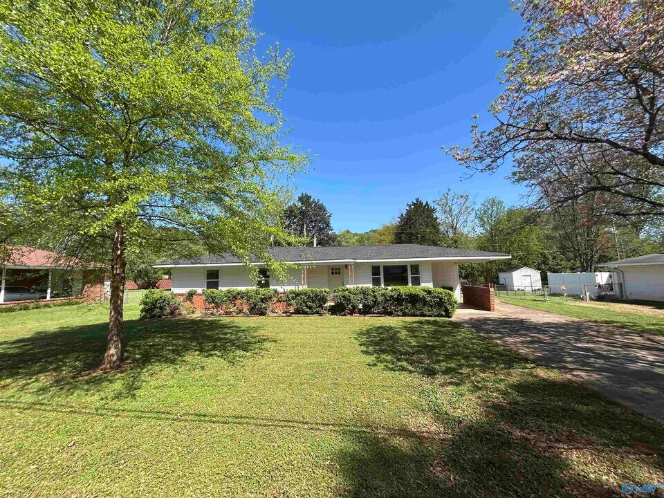 916 Speake Rd NW in Huntsville, AL - Building Photo