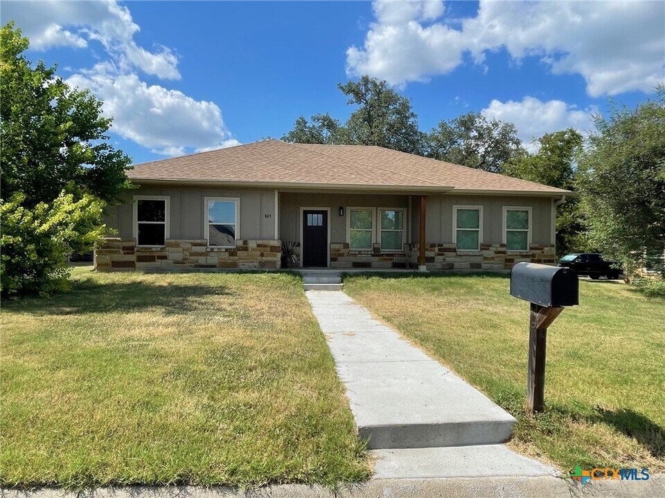 805 W 1st St in Lampasas, TX - Building Photo
