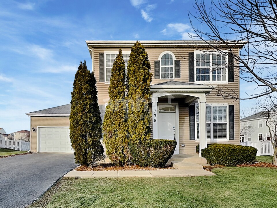 738 Periwinkle Ln in Aurora, IL - Foto de edificio