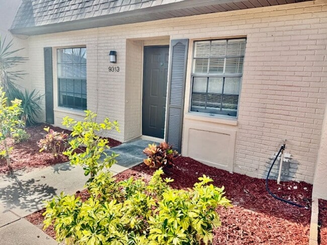 9313 Lennex Ln in Ft. Myers, FL - Foto de edificio - Building Photo