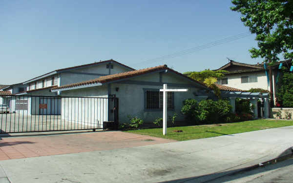 8614 Rosecrans Ave in Paramount, CA - Building Photo