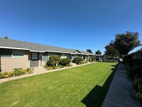 Charming 1 Bedroom unit, completely remodeled with In-Unit Washer/Dryer! in Orange, CA - Foto de edificio - Building Photo