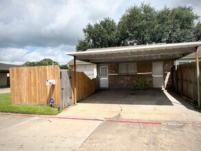 3762 Laura Leigh Dr in Friendswood, TX - Building Photo - Building Photo