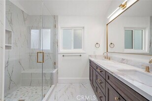 377 Roycroft Ave in Long Beach, CA - Building Photo