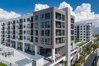 Marina Club Apartment homes in St. Petersburg, FL - Foto de edificio - Building Photo