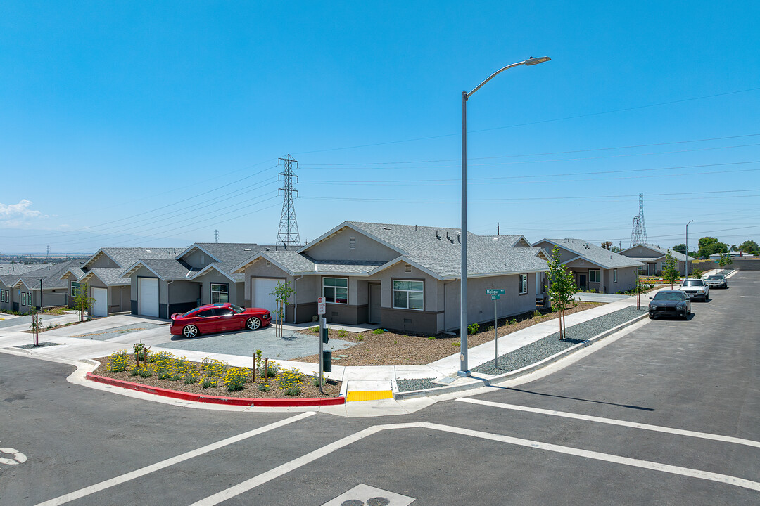 Brenwtood Crossing in Bakersfield, CA - Building Photo