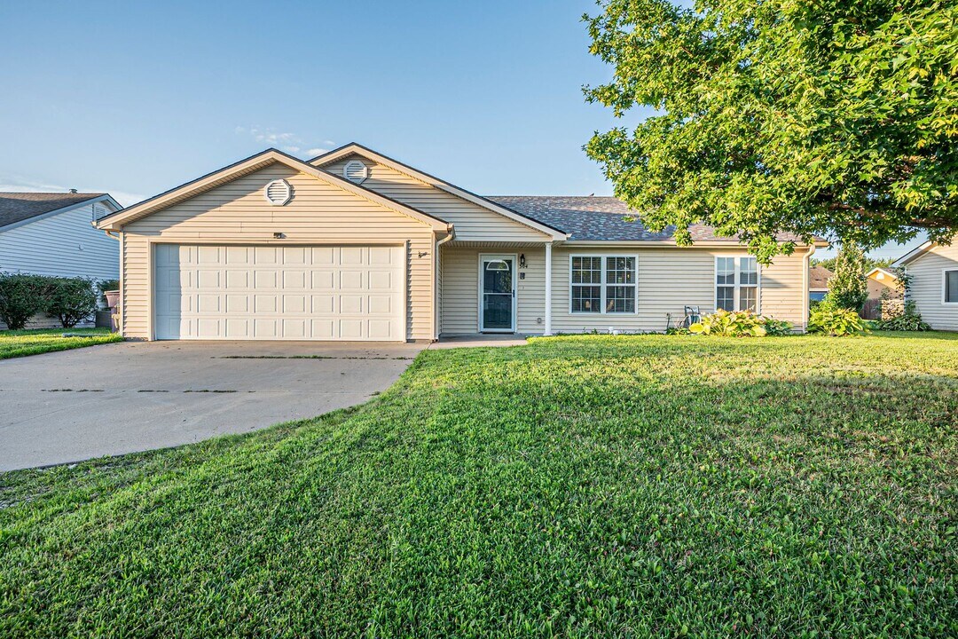 304 Brookvalley Dr in Manhattan, KS - Building Photo