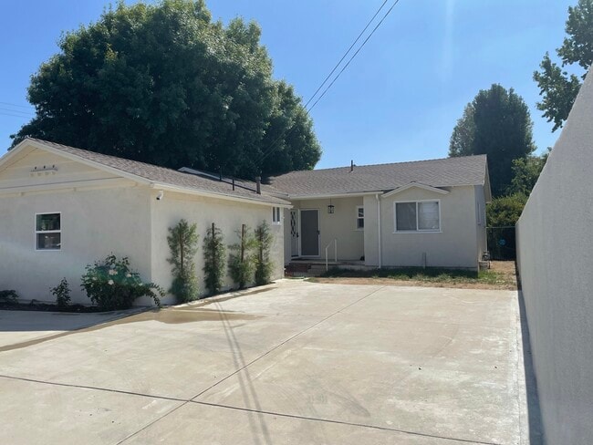 22602 Victory Blvd in Woodland Hills, CA - Foto de edificio - Building Photo