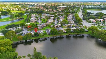 10941 N Lakeview Dr in Pembroke Pines, FL - Building Photo