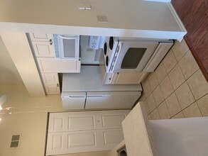 1222 Bermuda Lakes Ln in Kissimmee, FL - Foto de edificio - Building Photo