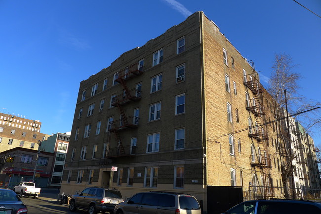 405 E 182nd St in Bronx, NY - Building Photo - Building Photo