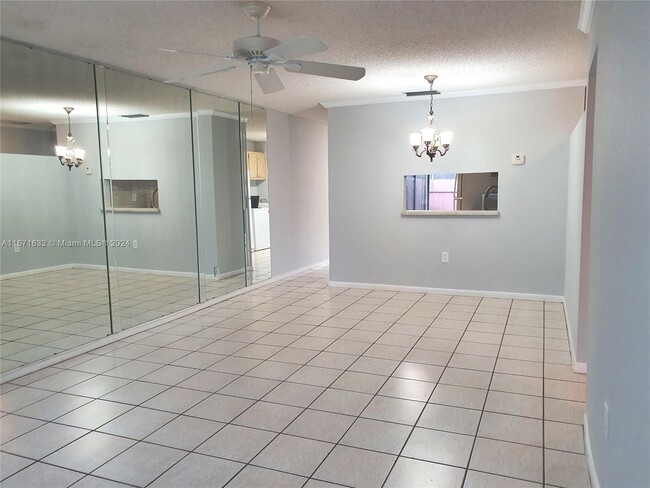 10360 W Cypress Ct in Pembroke Pines, FL - Building Photo - Building Photo
