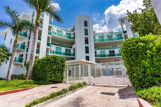 2000 Bay Dr, Unit 402 in Miami Beach, FL - Foto de edificio - Building Photo