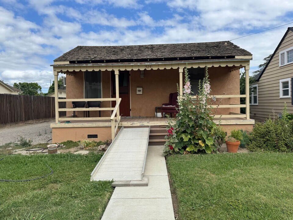 524 Madison Ave in Los Banos, CA - Building Photo