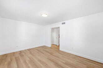 353 Leawood Cir in Naples, FL - Building Photo - Building Photo