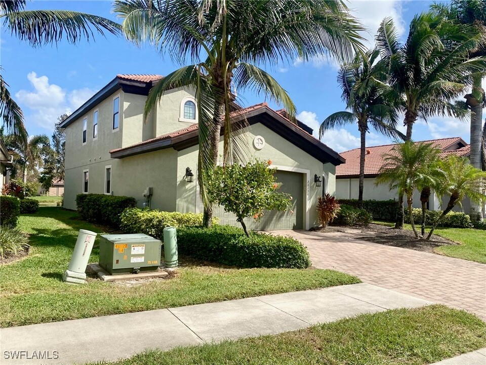 26151 St Michael Ln in Bonita Springs, FL - Foto de edificio