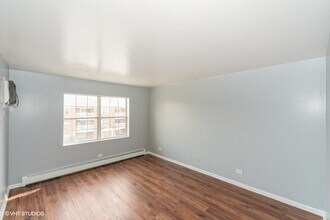 6560 W Belmont Ave, Unit 303 in Chicago, IL - Building Photo - Building Photo