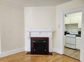 137 Bay State Rd, Unit #4 in Boston, MA - Building Photo - Building Photo