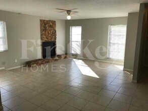 2224 E Hanna Ave in Tampa, FL - Building Photo - Building Photo