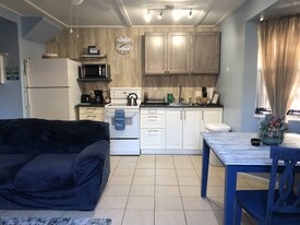 801 11th Ave W, Unit REAR APT in Palmetto, FL - Building Photo