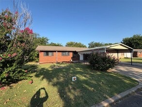 2605 Queensbury Rd in Moore, OK - Foto de edificio - Building Photo