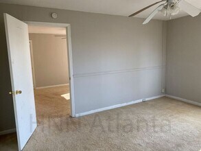3323 Midway Rd-Unit -2 in Decatur, GA - Foto de edificio - Building Photo