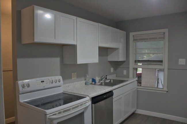 304 W Columbia Ave, Unit 1E in Champaign, IL - Building Photo - Building Photo