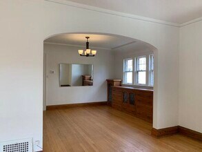 1424 E Olive St in Shorewood, WI - Building Photo - Building Photo