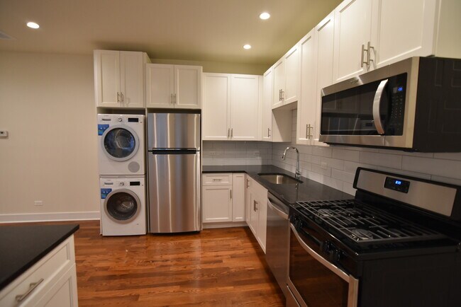 3232 N Clark St in Chicago, IL - Building Photo - Building Photo