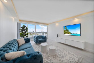 1717 N Bayshore Dr in Miami, FL - Building Photo - Building Photo