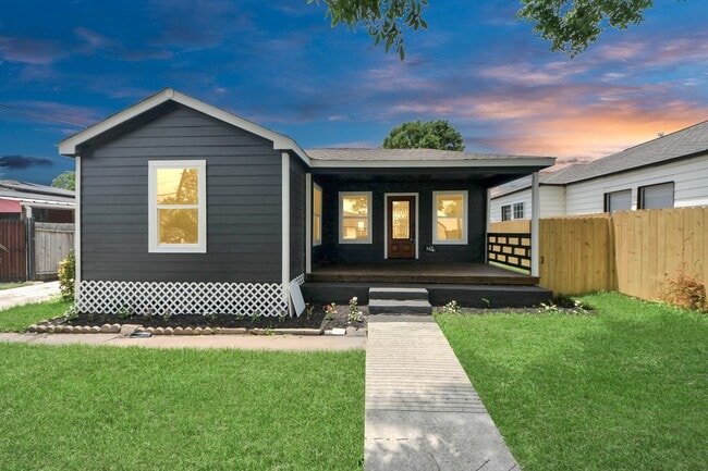 property at 1218 Des Jardines St