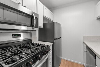 10960 Ashton Ave, Unit 204 in Los Angeles, CA - Building Photo - Building Photo