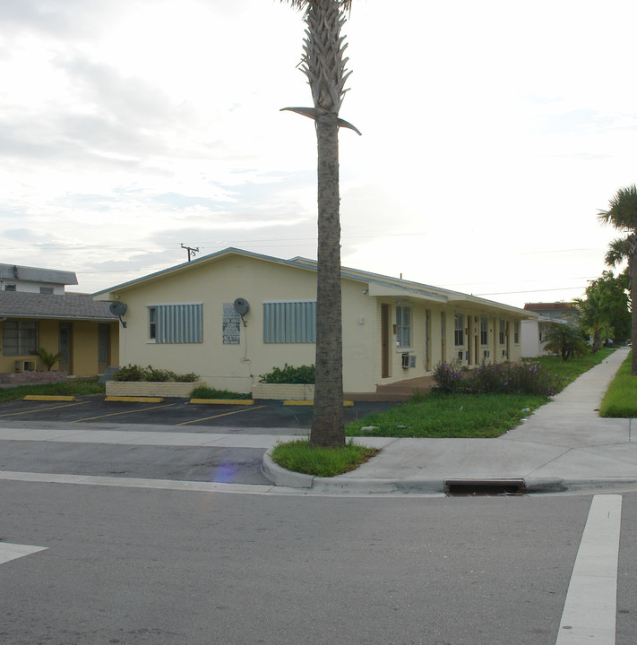 1891 NE 161st St in Miami, FL - Foto de edificio